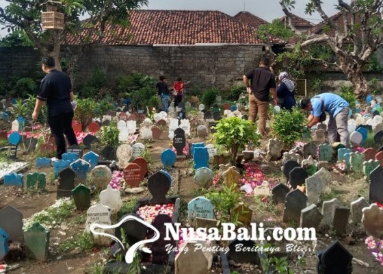 Nusabali.com - ratusan-peziarah-lakukan-tradisi-nyekar-di-pemakaman-muslim-panjer