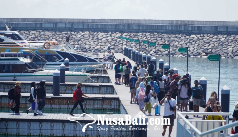 www.nusabali.com-7689-wisatawan-menyeberang-dari-pelabuhan-sanur-saat-lebaran