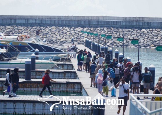 Nusabali.com - 7689-wisatawan-menyeberang-dari-pelabuhan-sanur-saat-lebaran