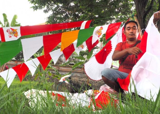 Nusabali.com - penjual-bendera-merah-putih-menjamur
