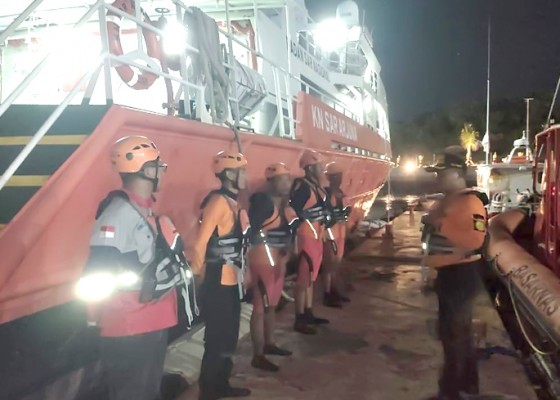 Nusabali.com - basarnas-evakuasi-abk-kapal-berbendera-hongkong-di-perairan-bali