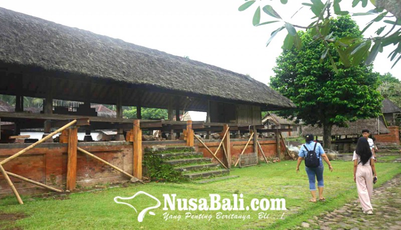 www.nusabali.com-bale-petemu-tengah-desa-tenganan-pagringsingan-ambles