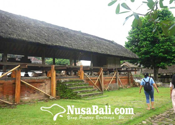 Nusabali.com - bale-petemu-tengah-desa-tenganan-pagringsingan-ambles