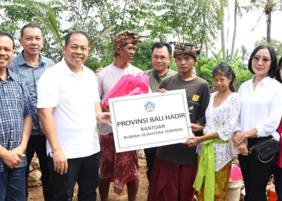 Nusabali.com - pemprov-bali-hadir-salurkan-bantuan-ke-warga-kurang-mampu