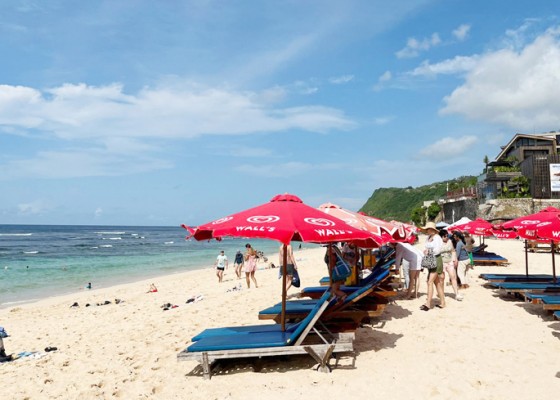 Nusabali.com - kunjungan-wisatawan-ke-pantai-melasti-melonjak