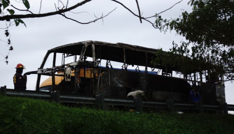 www.nusabali.com-penumpang-bus-pahala-kencana-yang-terbakar-tiba-di-terminal-mengwi-malam-ini