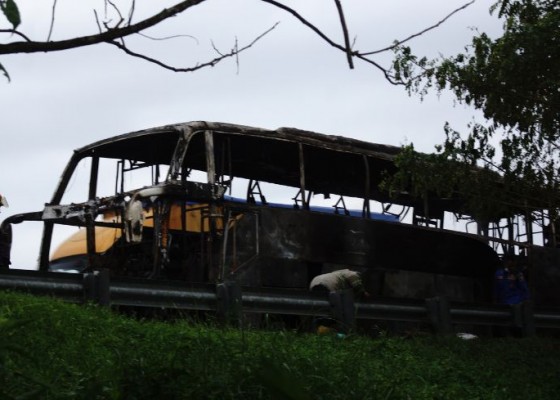 Nusabali.com - penumpang-bus-pahala-kencana-yang-terbakar-tiba-di-terminal-mengwi-malam-ini