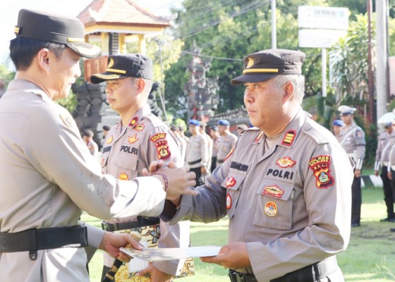 Nusabali.com - peringati-hkn-kapolres-beri-penghargaan-pada-41-personel
