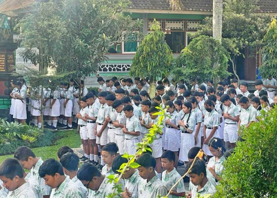 Nusabali.com - siswa-dan-guru-smpn-1-susut-gelar-doa-bersama