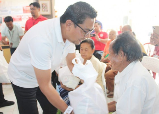 Nusabali.com - wakil-walikota-salurkan-sembako-dari-kemensos-kepada-disabilitas-dan-lansia