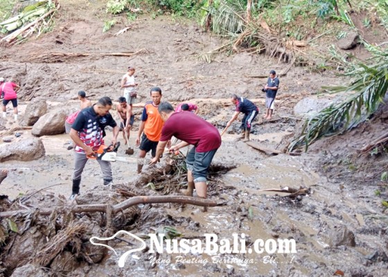 Nusabali.com - longsor-di-desa-gegelang-ditangani