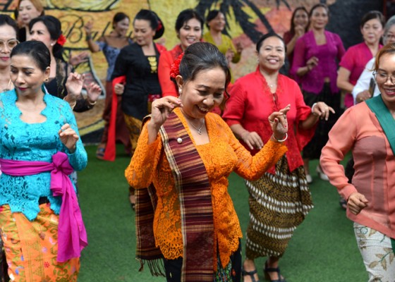 Nusabali.com - puluhan-wanita-dansa-mengenakan-kebaya