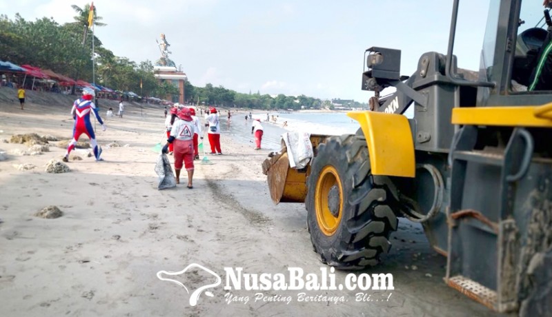 www.nusabali.com-badung-tangani-1464-ton-sampah-kiriman-pantai-kuta-paling-banyak
