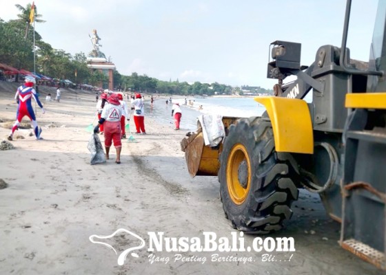 Nusabali.com - badung-tangani-1464-ton-sampah-kiriman-pantai-kuta-paling-banyak
