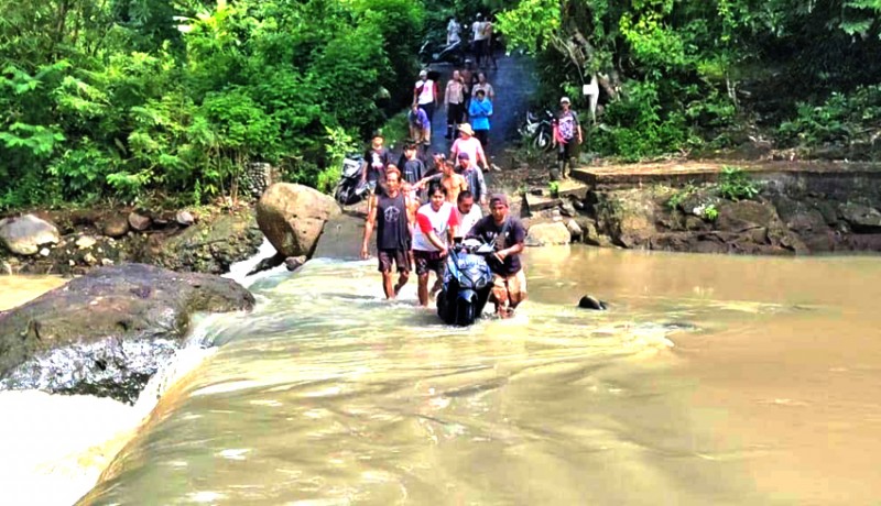 www.nusabali.com-2-pemotor-nyaris-hanyut-di-sungai
