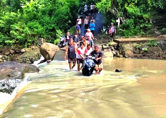 Nusabali.com - 2-pemotor-nyaris-hanyut-di-sungai