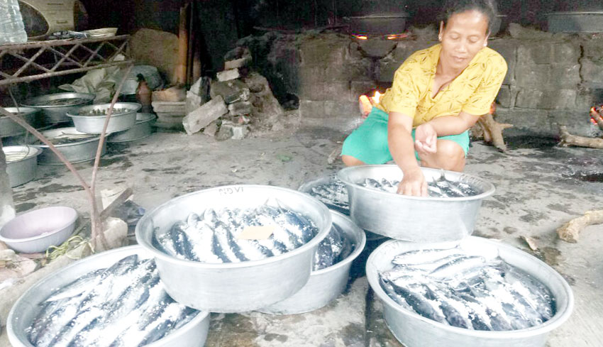 NUSABALI com Harga Garam  dan Ikan Naik Penjual  Pindang 
