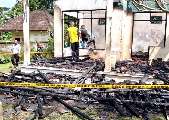 Nusabali.com - rumah-warga-penglumbaran-terbakar