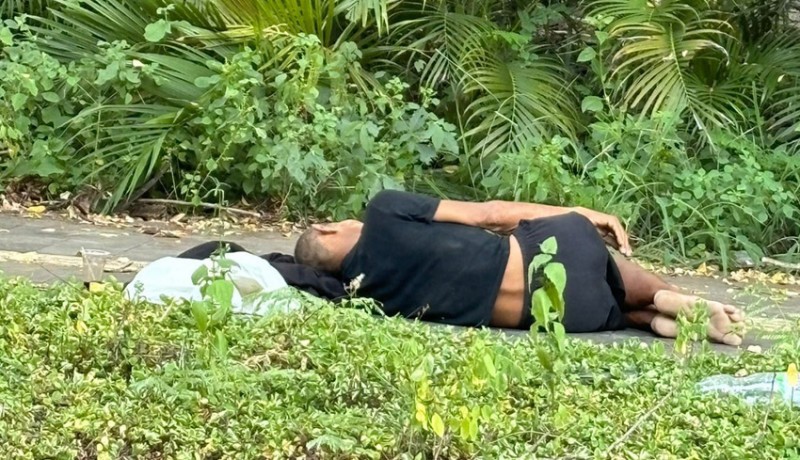 www.nusabali.com-diduga-gangguan-jiwa-seorang-pria-tidur-di-trotoar