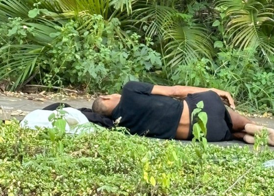 Nusabali.com - diduga-gangguan-jiwa-seorang-pria-tidur-di-trotoar