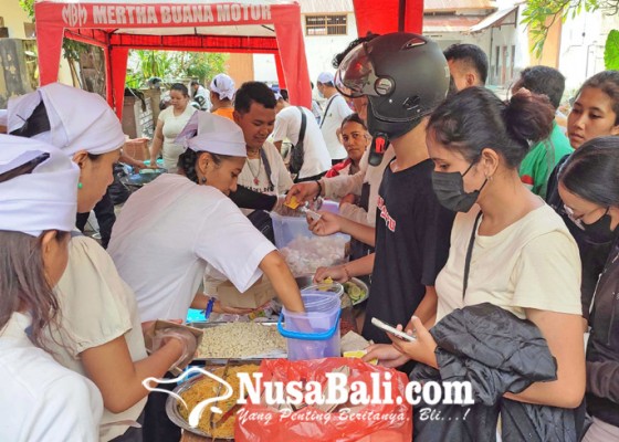 Nusabali.com - peringati-hari-buruh-komunitas-vegan-bagikan-2000-porsi-makanan-gratis