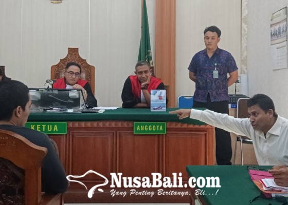 Nusabali.com - gebrak-meja-terdakwa-tantang-saksi-polisi