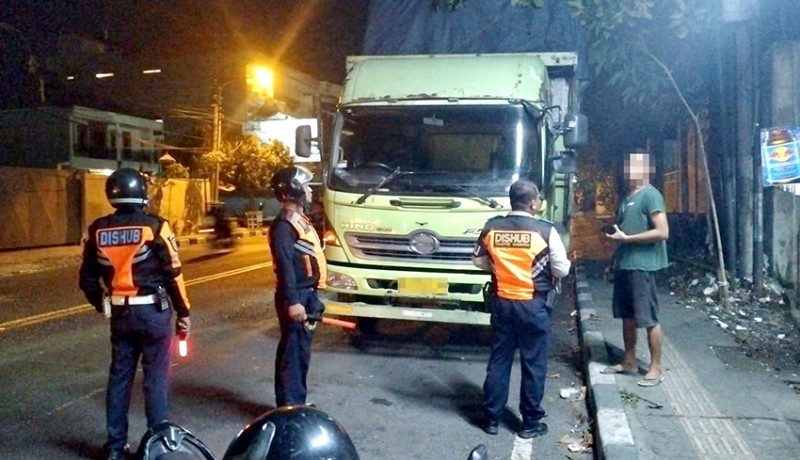 www.nusabali.com-dishub-denpasar-tindak-truk-parkir-sembarangan-di-kawasan-jalan-cargo