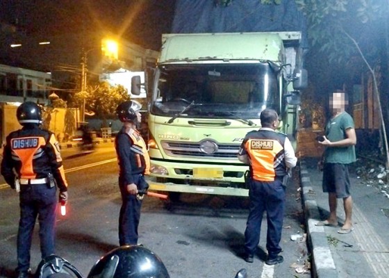 Nusabali.com - dishub-denpasar-tindak-truk-parkir-sembarangan-di-kawasan-jalan-cargo