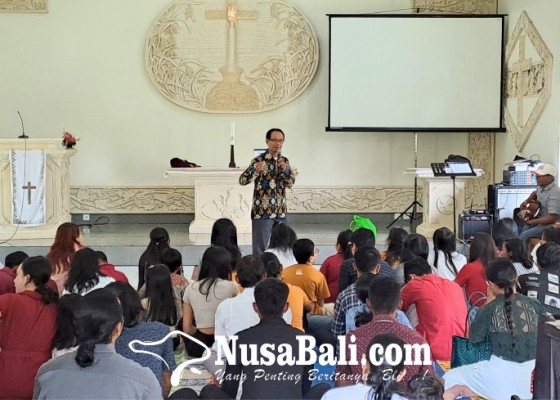 Nusabali.com - akrab-dan-ceria-gkpb-sinar-urip-carangsari-kebaktian-padang-di-dalam-gereja