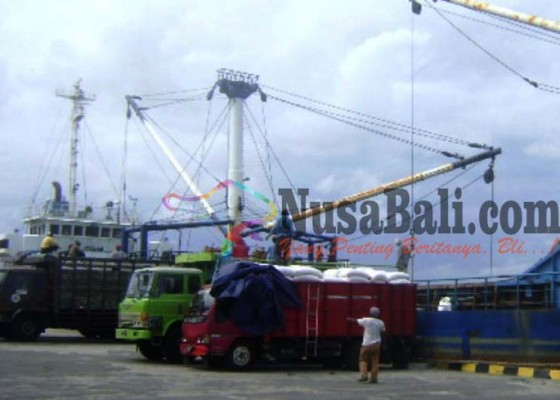 Nusabali.com - 2000-ton-beras-asal-sumba-diturunkan-di-benoa