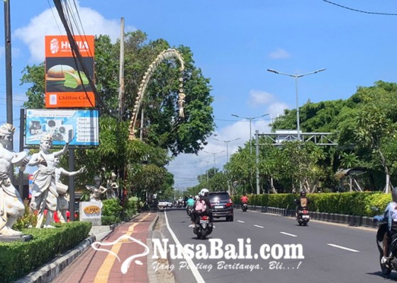 Nusabali.com - penjor-mulai-hiasi-jalan-menuju-venue-wwf