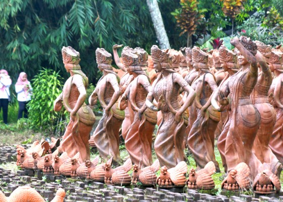 Nusabali.com - destinasi-wisata-seribu-patung-penari-gandrung