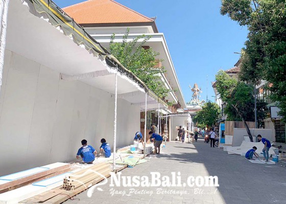 Nusabali.com - stand-umkm-mulai-dibangun-di-kawasan-pantai-kuta