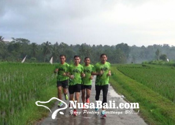 Nusabali.com - ratusan-pelari-bersemangat-ikuti-kayon-run-2024-sandiaga-uno-ikut-berhujan-hujanan