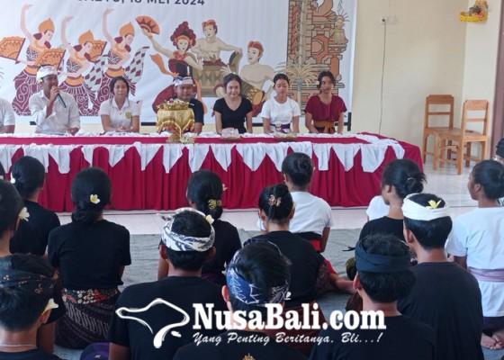Nusabali.com - siswa-sman-2-banjar-demokan-paruman-adat-bali