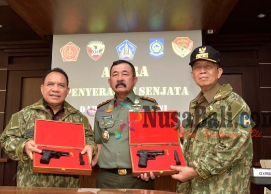 Nusabali.com - gubernur-pastika-dipersenjatai-pistol