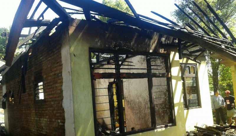 www.nusabali.com-arus-pendek-rumah-kantor-ludes-terbakar
