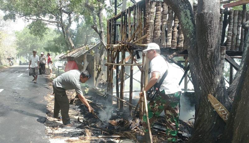 www.nusabali.com-rumah-pangung-di-nusa-penida-terbakar