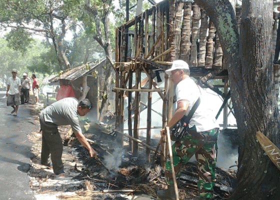 Nusabali.com - rumah-pangung-di-nusa-penida-terbakar