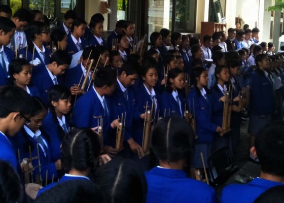 Nusabali.com - murid-sman-1-bangli-tampilkan-paduan-suara-dan-musik-angklung