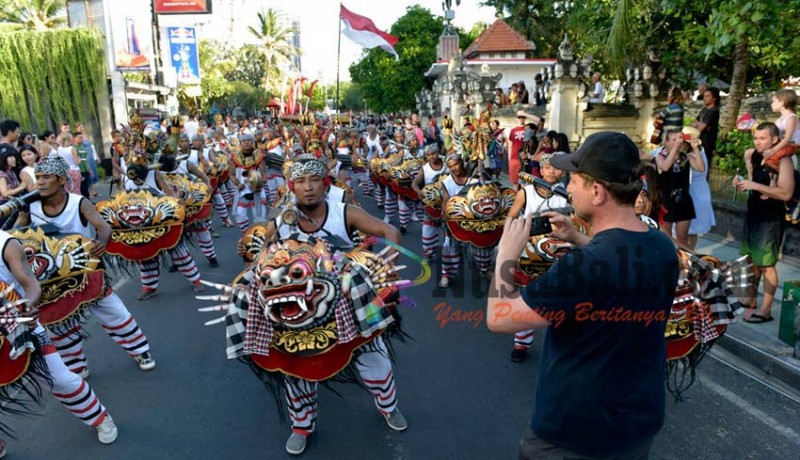 www.nusabali.com-ratusan-penari-meriahkan-parade-kuta-sea-sand-land-festival