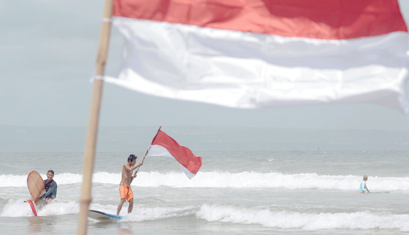 www.nusabali.com-meriahkan-hari-kemerdekaan-surfing-sambil-kibarkan-bendera