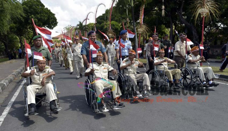 www.nusabali.com-dari-kursi-roda-veteran-ikut-pawai-merah-putih