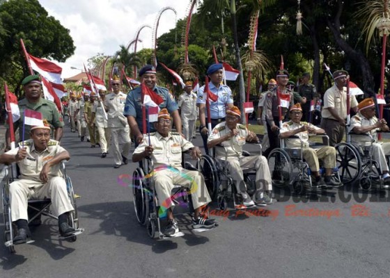 Nusabali.com - dari-kursi-roda-veteran-ikut-pawai-merah-putih