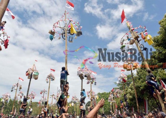 Nusabali.com - prajurit-tni-warga-berbaur-panjat-pinang