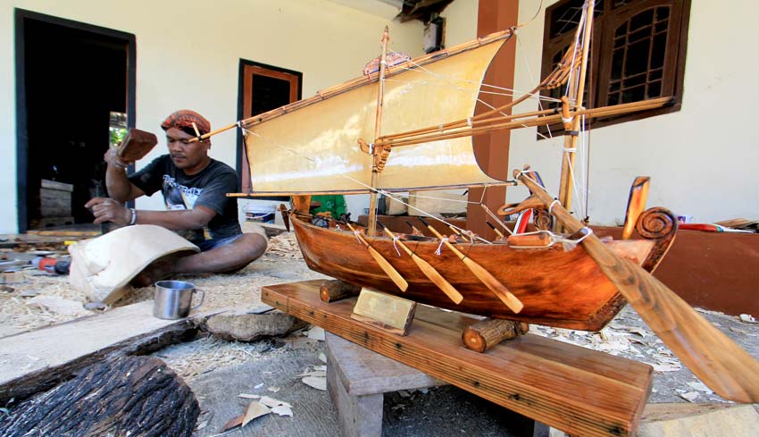 NUSABALI com Kerajinan Miniatur  Perahu  Tradisional