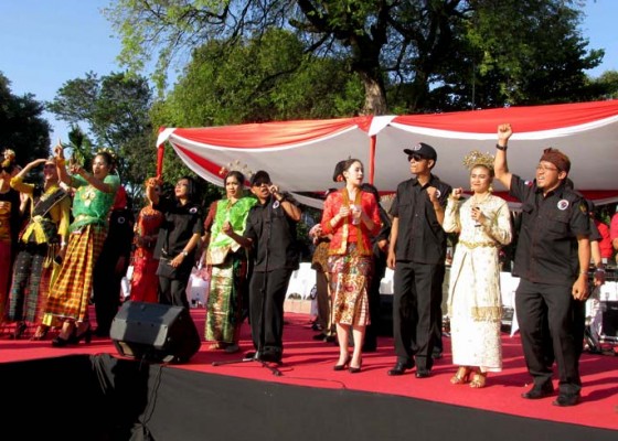 Nusabali.com - deklarasi-banteng-indonesia-diisi-konser-gita-mahardika