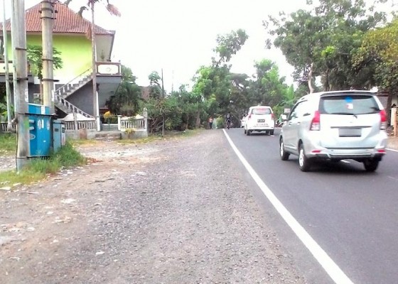 Nusabali.com - kerikil-berserakan-bahayakan-pengguna-jalan