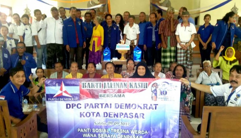 www.nusabali.com-dpc-demokrat-denpasar-tiup-lilin-di-panti-jompo