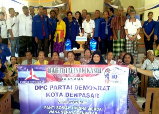 Nusabali.com - dpc-demokrat-denpasar-tiup-lilin-di-panti-jompo